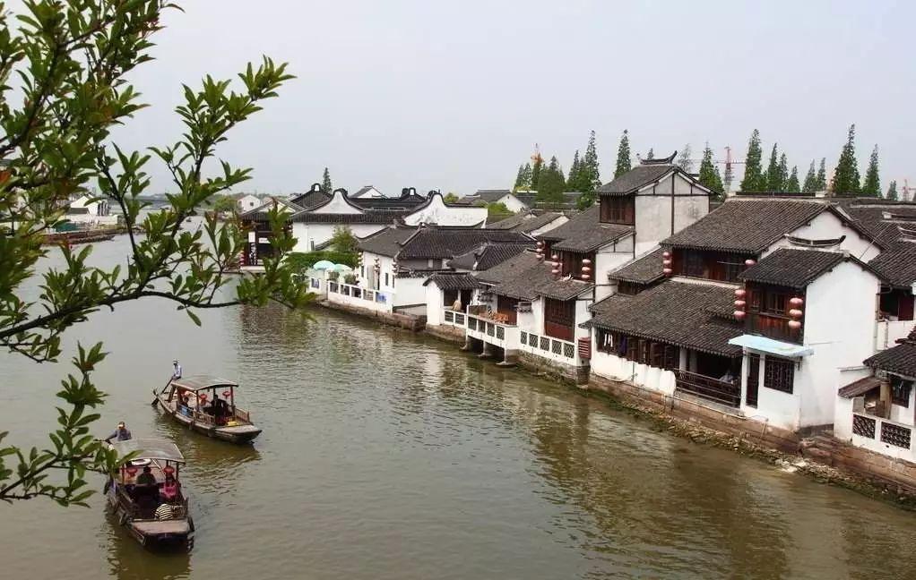 逃离废弃的卡车场